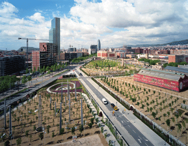 The park is at the intersection of three roads in the industrial area of the city. Torre Agbar can be seen in the distance