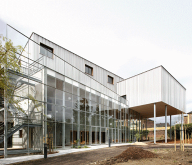 The extension occupies the orchard of the former Carmelite convent and opens up the museum to the surrounding public park