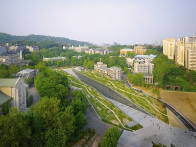 The building is half buried in the landscape and cut open by a 250m long ramp