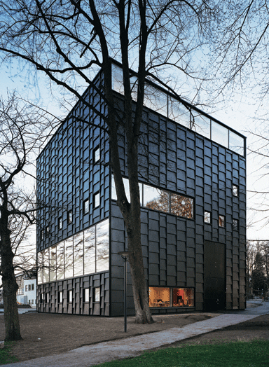 The façade, made up of black plywood panels, is in direct contrast to Sven –Ivar Lind’s neighbouring whitewashed restaurant pavilion