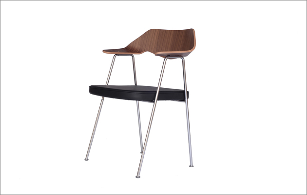 675 chair-robin-day-chrome-walnut-front-angle