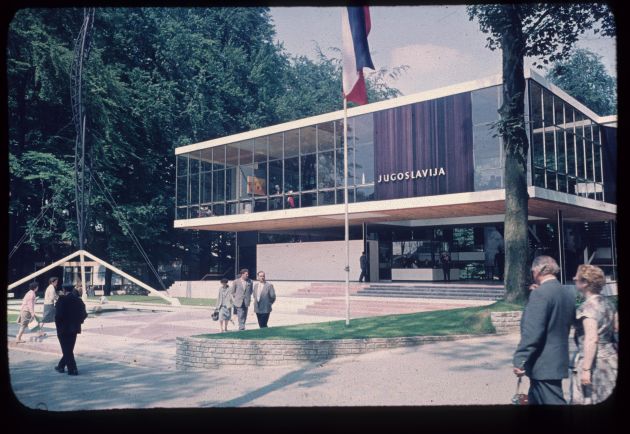 The pavilion was raised above a plaza punctuated with water features. Copyright: Willems