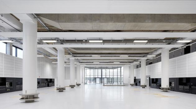 The engineering hall has a clean, industrial aesthetic. Photo: Hufton + Crow.