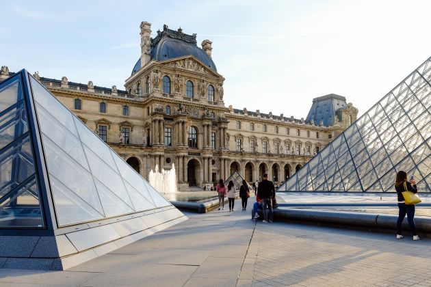 louvre museum pyramid