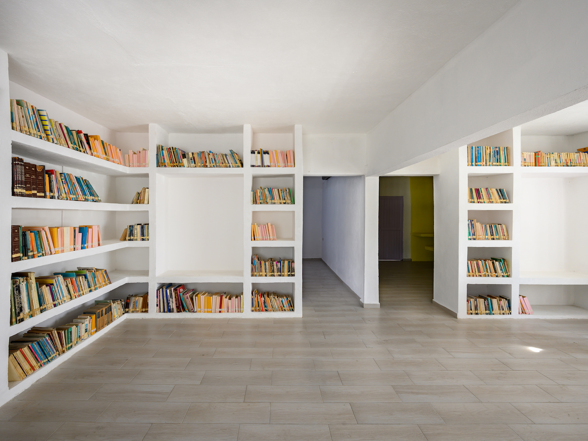 Mexican practice turns underloved library into colourful community hub ...