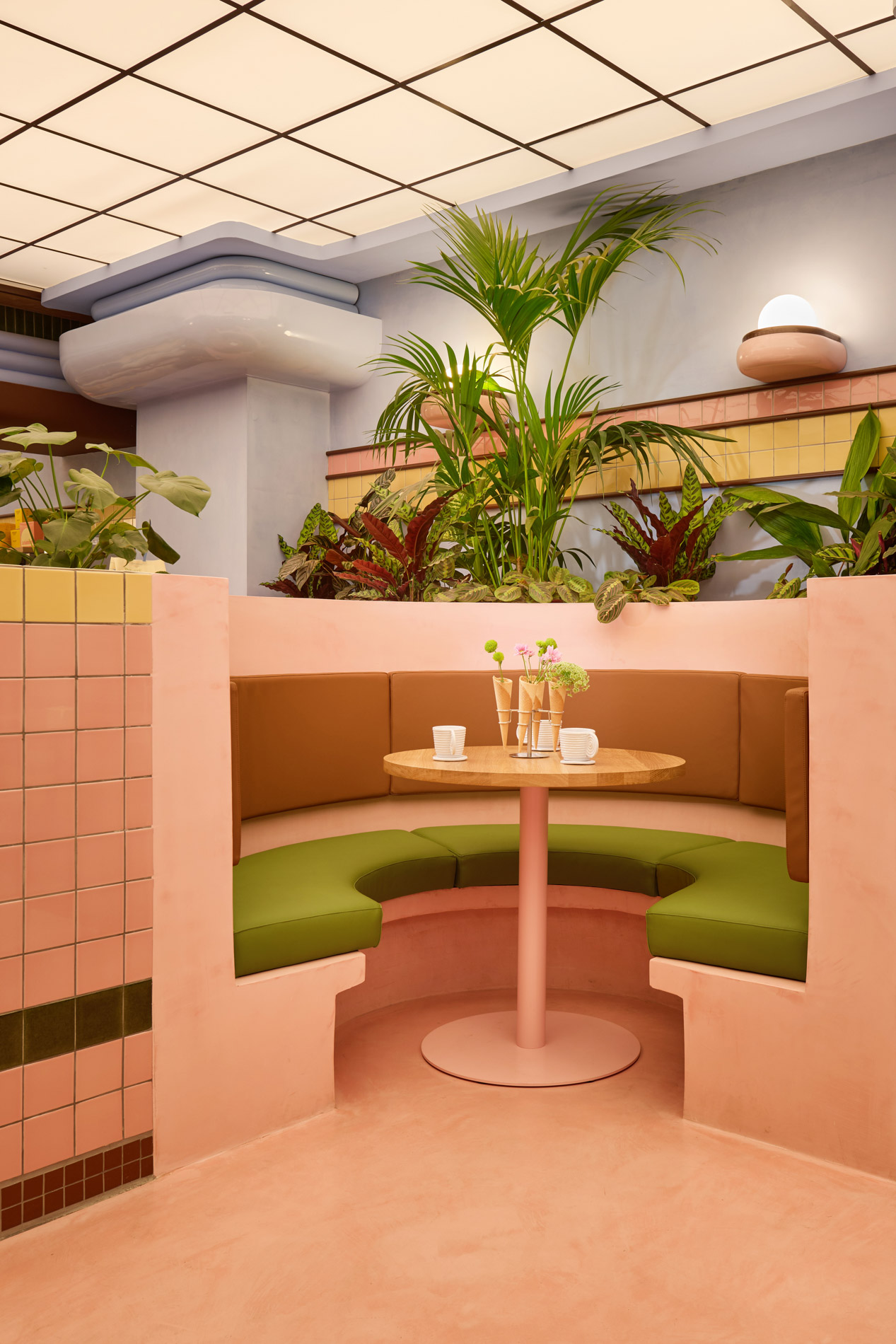 Masquespacio Barcelona Amiko interior ice cream shop plants