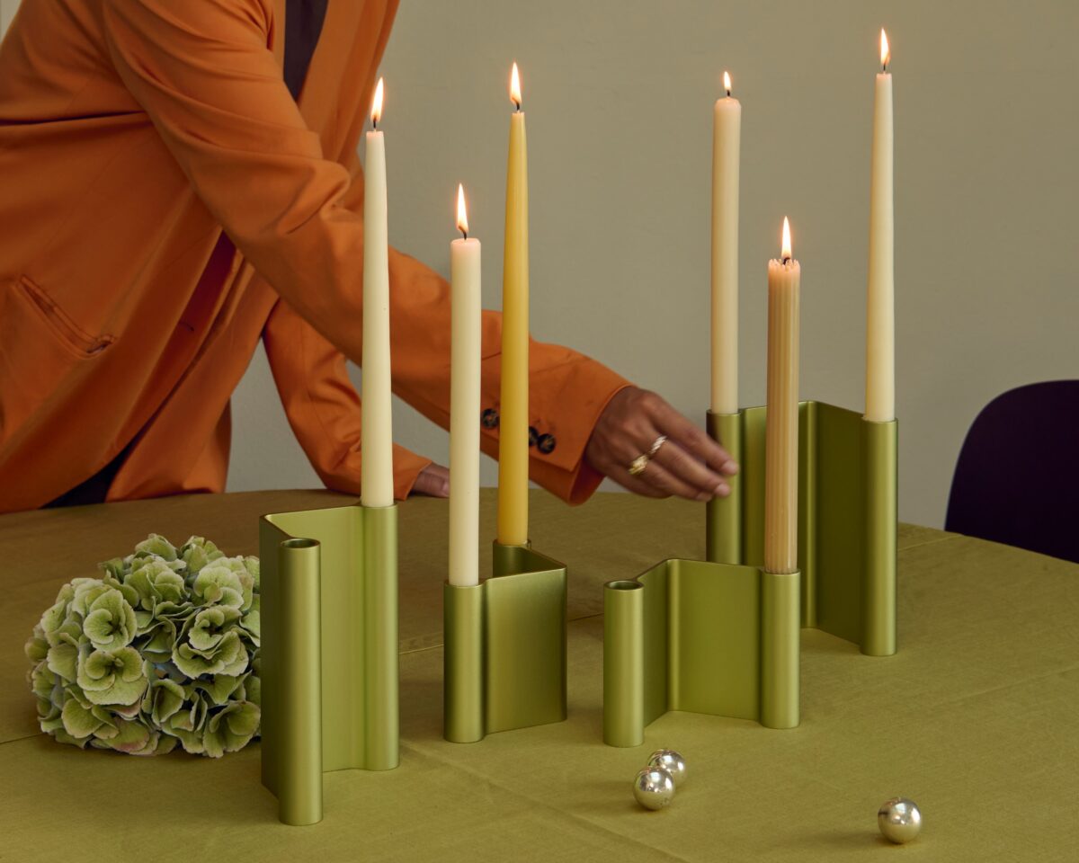 Muuto-Holidays-2025-editorial-pair-candleholder-green-visu-dark-plum-w-hi-res