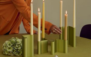 Muuto-Holidays-2025-editorial-pair-candleholder-green-visu-dark-plum-w-hi-res